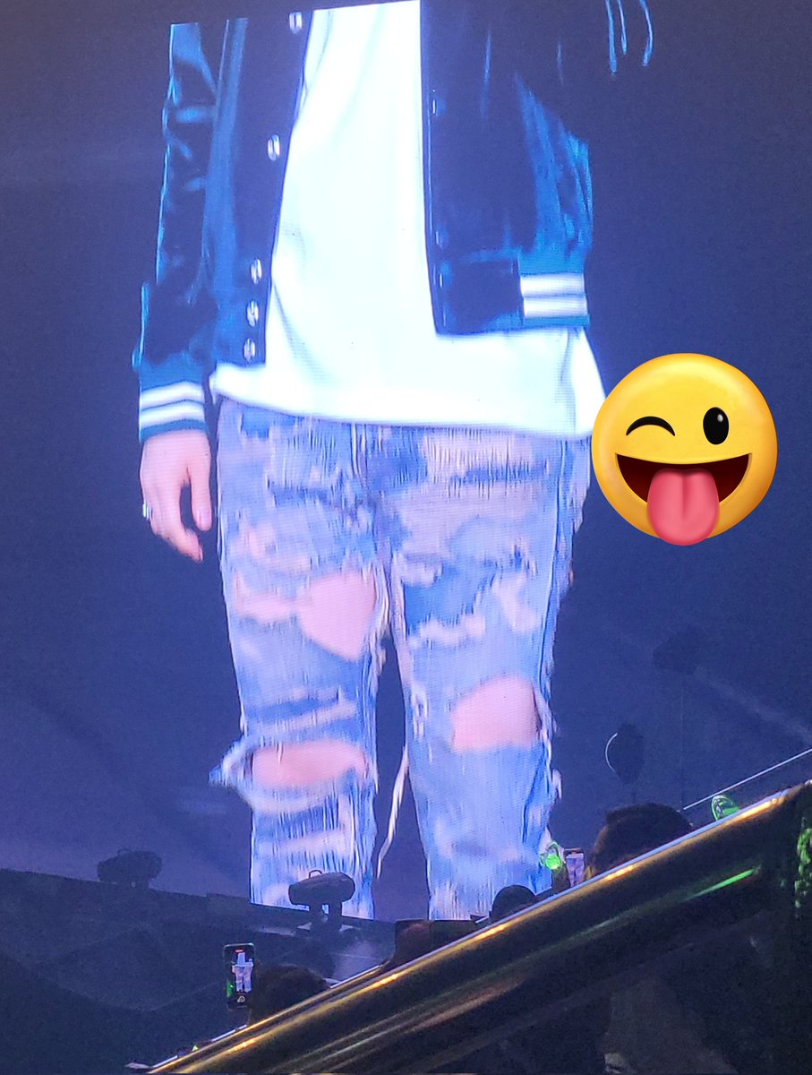 GymyG's tweet photo. กางเกงยีนส์ในตำนานที่ทุกคนรอคอย.....
JB : ผมว่ากางเกงมันแน่น เพราะผมอ้วนขึ้น.... เต้นไปก็กลัวมันจะขาด!!!

โอ๊ยยยยยย🤣🤣🤣
#JAYB_EncoreinBKK
#JAYB_EncoreinBKK_DAY1 https://t.co/ziWy0gs1ob