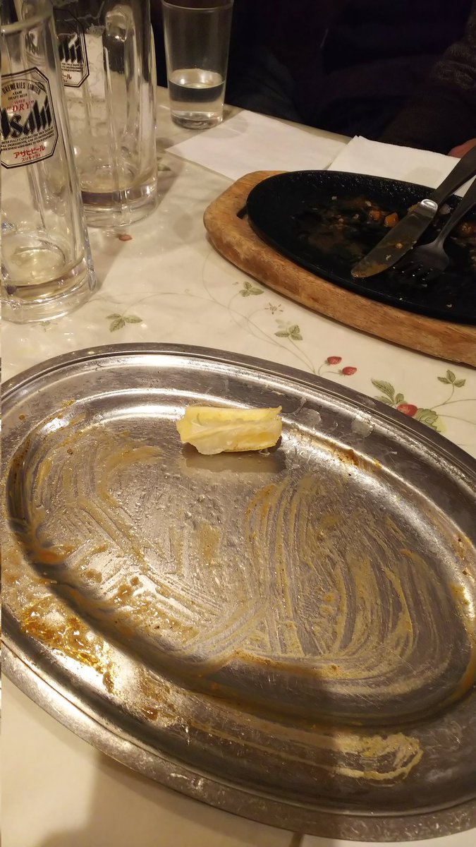 飯食う前の写真撮り忘れて皆ほとんど食べ終えたけどハンバーグ美味しかった… 