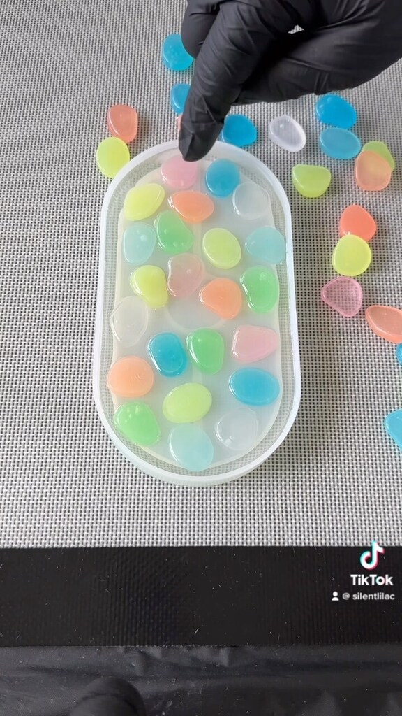 Part 1 Glow in the dark resin tray. Well I decided to do something different. (Ie see if I actually knew what I was doing 😅) I’ve had these plastic glow in the dark pebbles for a while and figured why not!? I’ll do a black background tomorrow. Hopefu… instagr.am/reel/CnrH0BOqG…