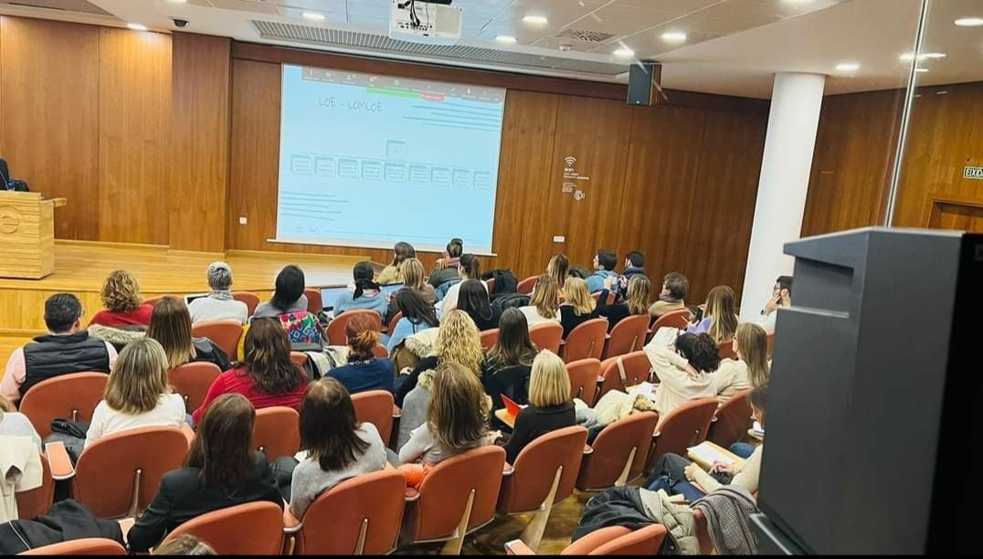 COPYPCV's tweet photo. 👉El presidente del Colegio Oficial de Pedagogos y Psicopedagogos, Enrique Castillejo, inaugura el VII Seminario de Gabinetes Psicopedagogicos y Departamentos de Orientación.
👉Más profesionales que nunca en la #inclusión educativa.
#PasionXPedagogía https://t.co/ZthI9xXd3W
