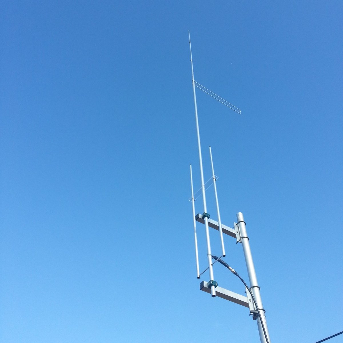 50MHz 'Forker' colinear vertical on test .. #50mhz #hamr #hamradio #innovantennas #g0ksc #antennas #vertical #AmateurRadio #6mband #dxing #contesting