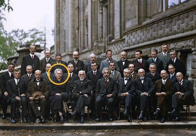 En esta foto están reunidas las personas más inteligentes durante la 5° Confederación Solvay sobre mecánica cuántica. Año 1927.
17 de las personas ➡️ Premio Nobel
<a href="/marcvidal/">MΛRC VIDΛL</a> 😉

Marie Curie única mujer, mujer única.

Definición gráfica del "techo de cristal"

#Mujeres #Ciencia 💪