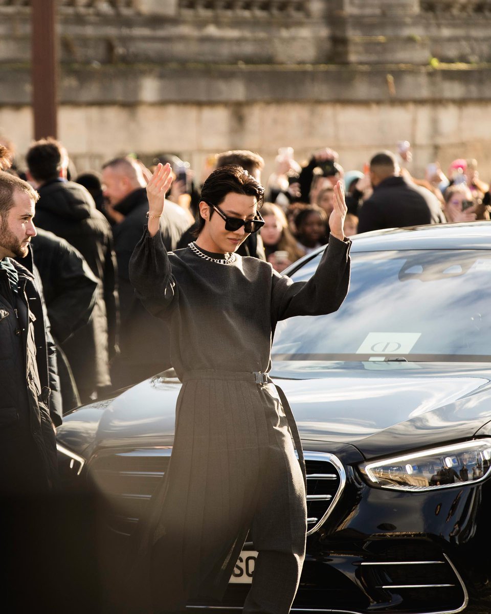 Aşkım seni baş tacı yaparım.. 
Işığından kör oldu herkes.. 
Olsunlar.. Sana kul köpek olsunlar. 
O kadar kıymetlisin ki...