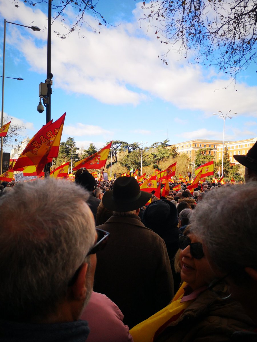 AntonioRNaranjo's tweet photo. No cabe un alma en Madrid, la gente con la democracia y la Constitución.

Bravo 🇪🇦🇪🇦🇪🇦💪💪💪 https://t.co/FwSnvNslto