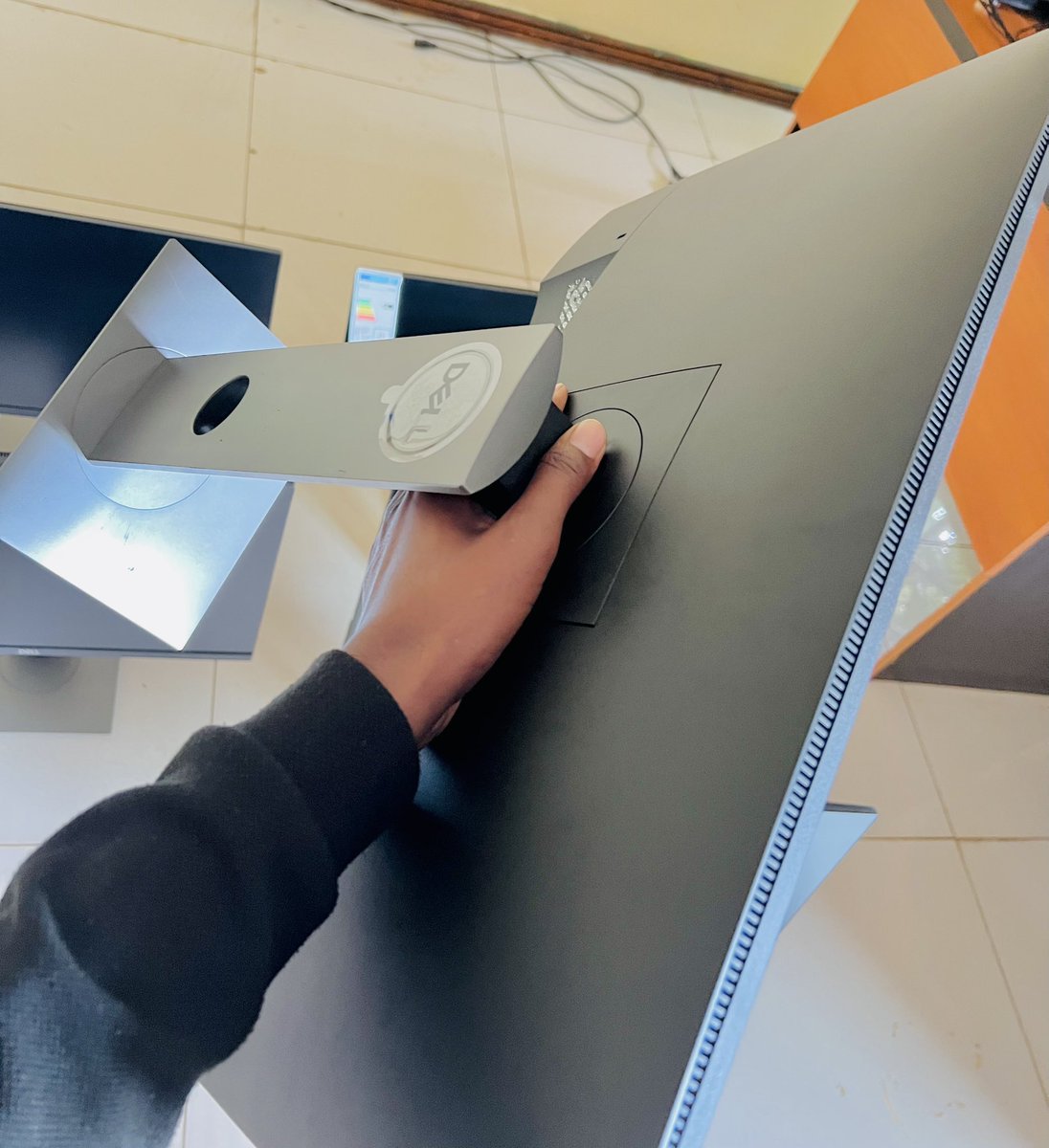 Tanthwe2's tweet image. ✅23” Dell Monitors(New)
✅180 Degrees rotation 
✅Full HD Resolution
✅Hdmi, DP, VGA AND 3.0 USB PORTS 
MK260,000 each 
#readilyavailable 
📞+265997177690
📍Akulenje Inn behind Game Stores, Lilongwe