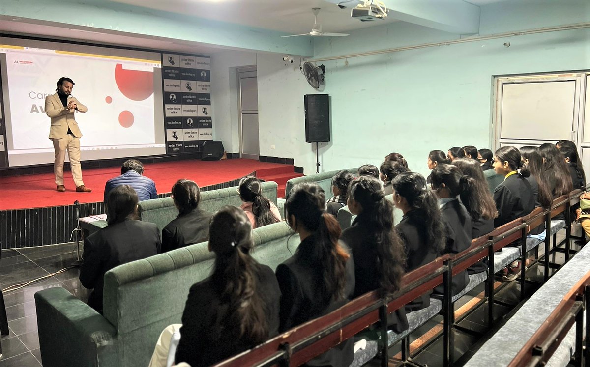 Arcade_College's tweet photo. #TATA समूह की कंपनी #Vistara airline के प्लेसमेंट इंटरव्यू में शामिल हो रही आरकेड बिजनेस कॉलेज, पटना की छात्राओं के लिए #PrePlacementTalk का आयोजन किया गया।
इसमें एयरलाइन कंपनी से जुड़े एक्सपर्ट ने छात्राओं को #Placement इंटरव्यू के लिए महत्वपूर्ण टिप्स दिये गये।
#PrePlacement https://t.co/JQZwMo6pCu