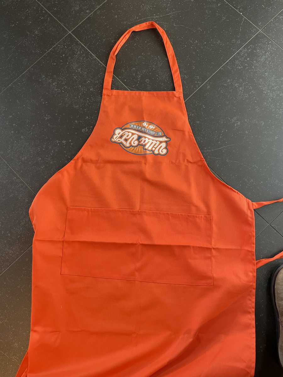 Jaja! Ik heb hem. Het enige echte #villavdb schort. Met handige omgekeerde opdruk. #uniek #nporadio1 <a href="/JurgenvandeNOS/">Jurgen van den Berg</a> #jurgenvanmax @VillaVdb