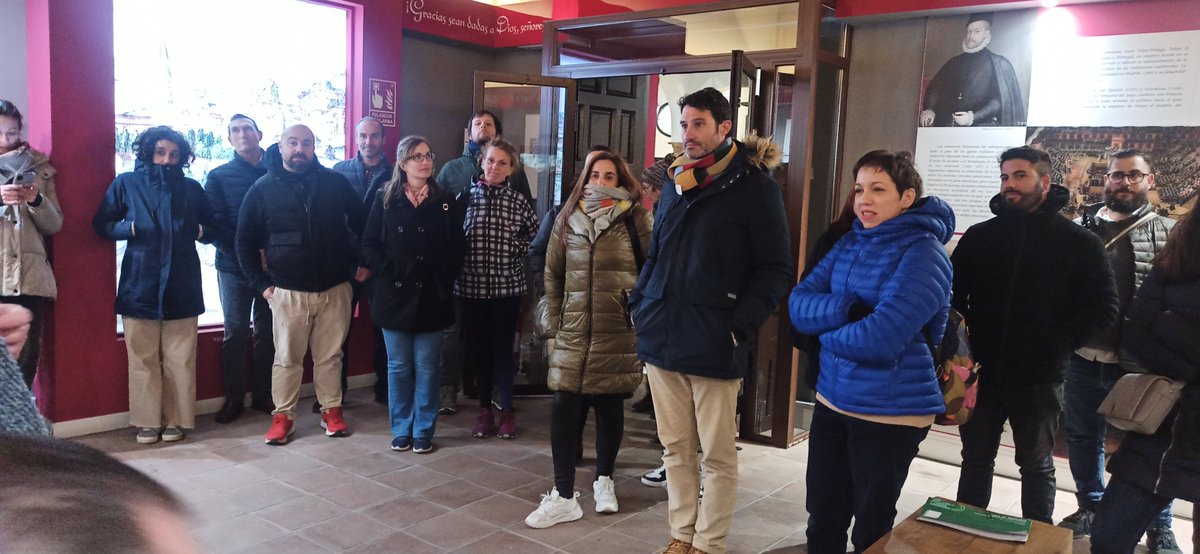 jrbeltran14's tweet photo. El profesorado sigue conociendo el @Patrimonio_And @cepaxarquia. Esta sesión se ha dedicado a conocer el Vélez que conoció Cervantes. La ciudad mudéjar y renacentista. @FormacProfAnd @RRSS_FLOR @speiandalucia @educamalaga @OrdenacionM https://t.co/cExnPcE1XG