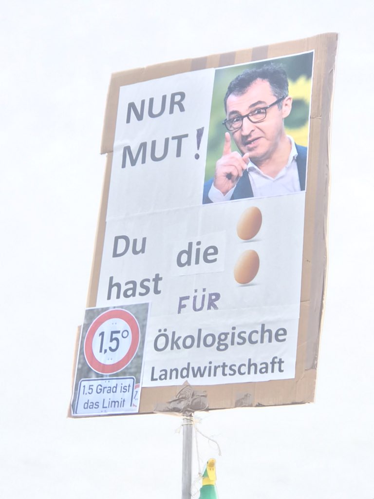 Mit der EU-Bürgerinitiative #SaveBeesAndFarmers haben 1,2 Mio. Menschen den Ausstieg aus synthetischen Pestiziden in der #Landwirtschaft gefordert. Deshalb: Neustart #Agrarpolitik!
Bienen🐝 &amp; Bauern🧑‍🌾 retten - jetzt, <a href="/cem_oezdemir/">Cem Özdemir</a>! #WirHabenEsSatt
