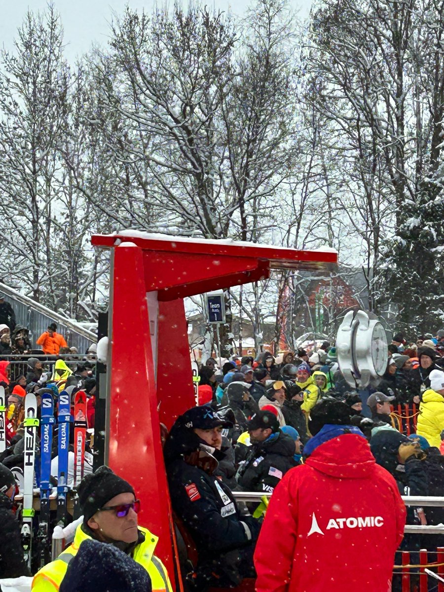 Ingen Nordmann har noensinne vunnet Kitzbühel-utforen alene i full lengde. Rått å være ringside når <a href="/AleksanderKilde/">Aleksander Aamodt Kilde</a> er på vei til å skrive historie! #HahnenkammRennen #NrkSport