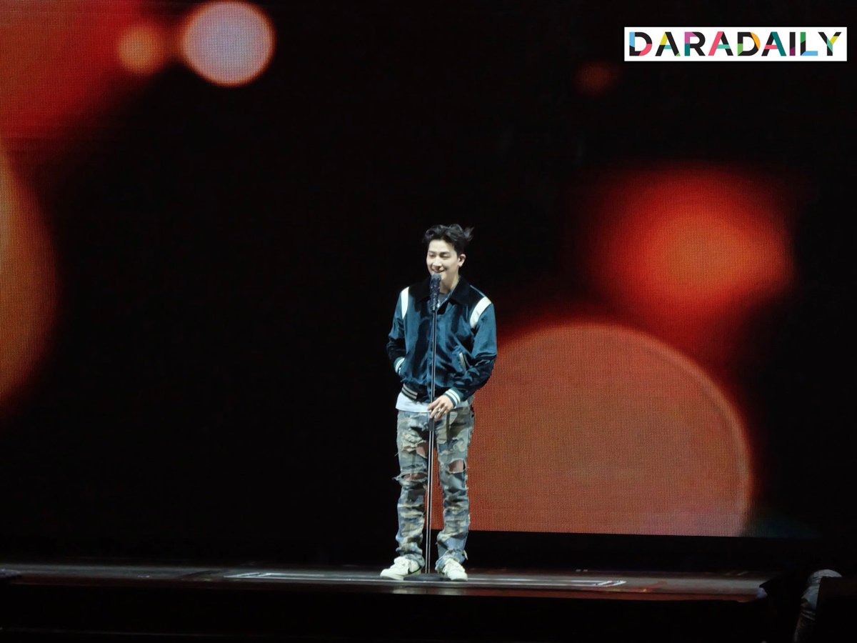 daradaily's tweet photo. มาแล้ววว กางเกงในตำนานที่ทุกคนรอคอยยย “พี่แจบอม” เค้าจัดให้ละคับบบ 👖🤣🫶🏻

#JAYB 
#JAYB_EncoreinBKK_Day1 #daradaily #ดาราเดลี่ https://t.co/jc64YYwjWD
