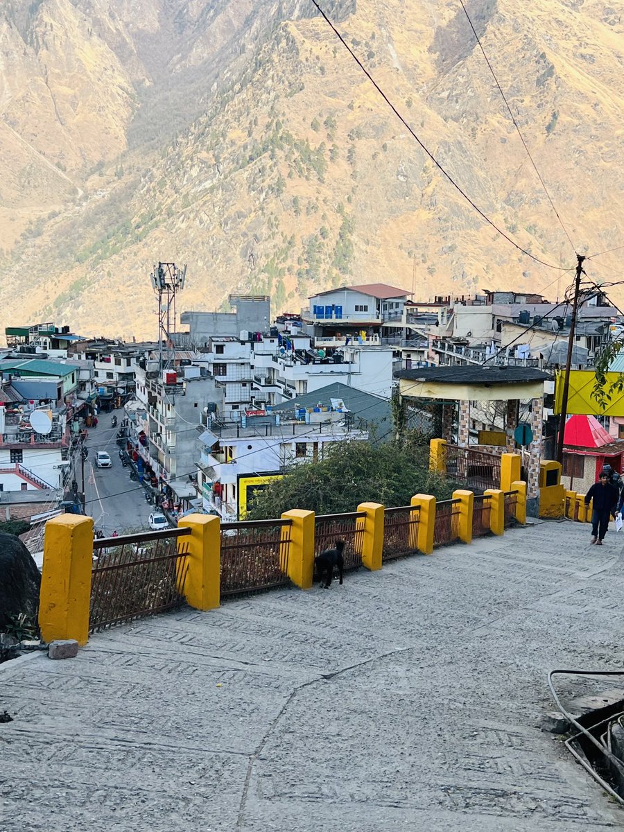 ShakoorRather's tweet photo. The hotel owner, the shopkeeper, the laundry owner, the roadside vendor. Hundreds of people watch in dismay as rapidly deepening cracks in #Joshimath write epitaph of their businesses and homes in a town bustling till just a few weeks ago. Read here👇
https://t.co/yYWFlgqMVB https://t.co/VJWu1Cz1y9