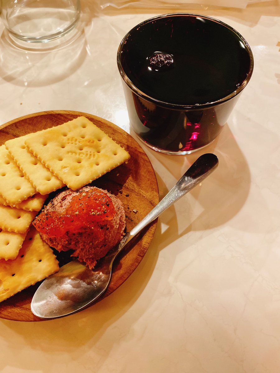 nyanoki_sss's tweet photo. 土曜日の夜若いカップルが楽しそうに飲んでる中おじさんひとりでなみなみの赤ワインを飲んでいます🍷
サイコーです！ https://t.co/23XPE9TqWm