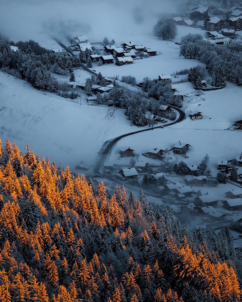 The last lights adorn the valley 🌞🙌

#hiking #nature #mountains #adventure #travel #naturephotography #sunset #BBTitan
