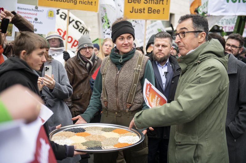 Mit der Saatgutschale haben wir Minister Özdemir am Auswärtigen Amt verdeutlicht: Diverses #Saatgut ist schützenswert! #Bayer, #Monsanto &amp; Co haben nur eigene Profite im Kopf!
#WHES23