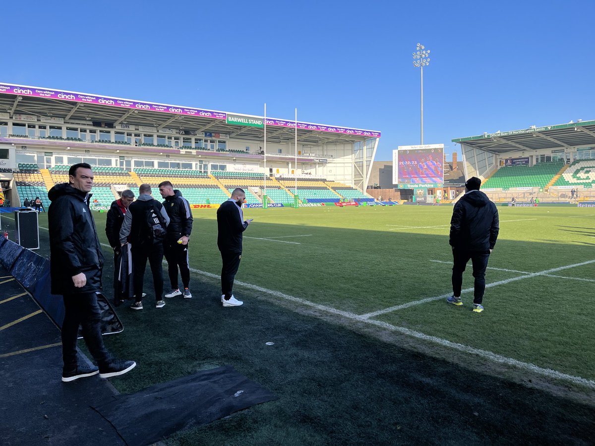 VBissonnet's tweet image. Les joueurs du ⁦@staderochelais⁩ en repérage sur la pelouse des ⁦@SaintsRugby⁩ avant le choc de ⁦@ChampionsCup_FR⁩ ⁦@RugbyramaFR⁩ ⁦@midi_olympique⁩