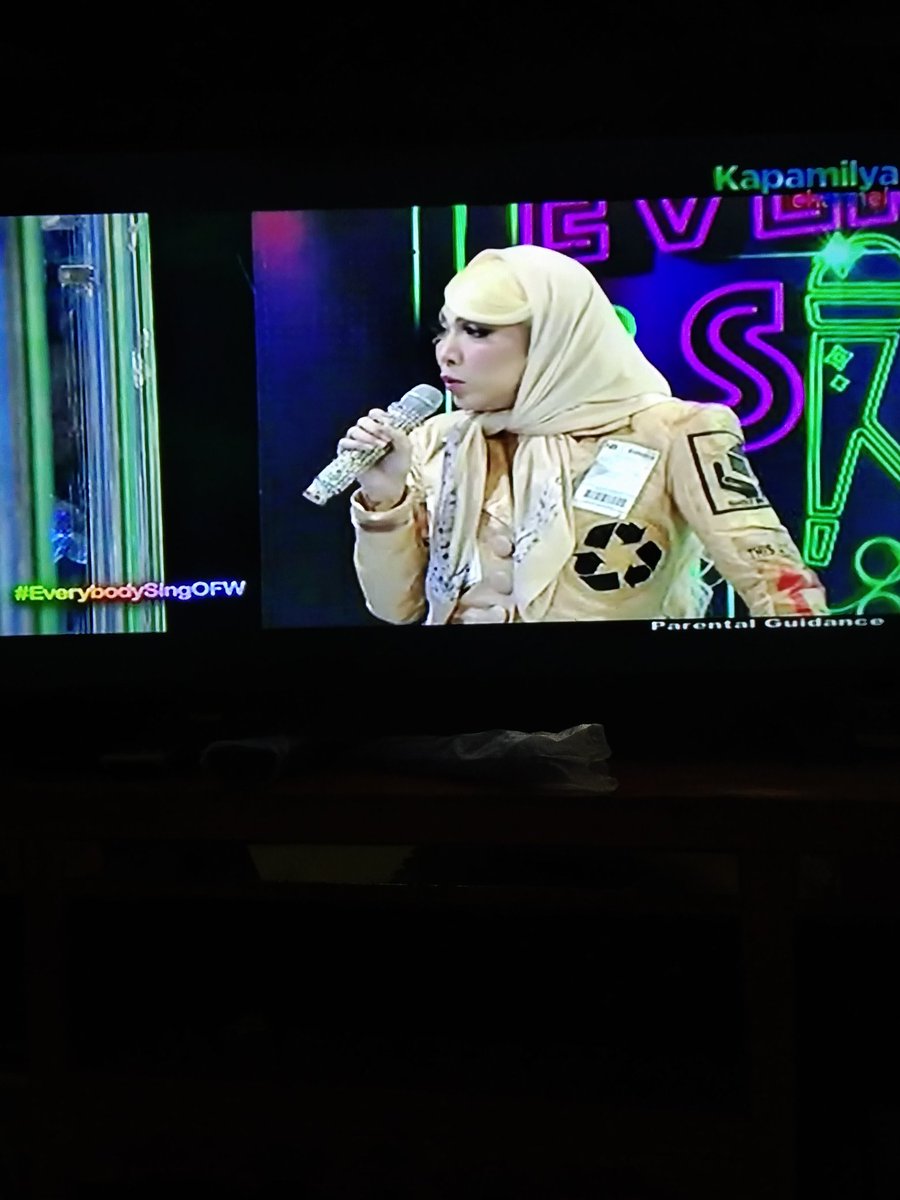 mcharlina29's tweet photo. @everybodysingph VICE SING GANDA B. Babalik Ka Rin #EverybodySingOFW 
Watching from Ormoc. 🥰😍🤗❤️💚💙🫰🫰🫰🫰
Love you po Meme Vice #KapamilyaForever 😍🥰🤗✨👑🎶🎵🎤🌸🌸🌸❤️💚💙🫰🫰🫰 https://t.co/cu3MUTzFu1