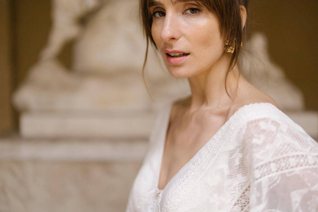 Robée comme jaja
PH/ @loovera_photographie
MUA/ @cecile_teyssier_makeupartist
Robes/ @cecilelabrunie 
Bijoux/ @lachambreblanche
Good vibes &amp; video/ <a href="/damienjuquel/">Damien Juquel</a>
🪧 @la_madone_lyon 

#mood #look #mariage #mua #model #photooftheday #naturalbeauty #mann… instagr.am/p/CnrNOqIrzMj/
