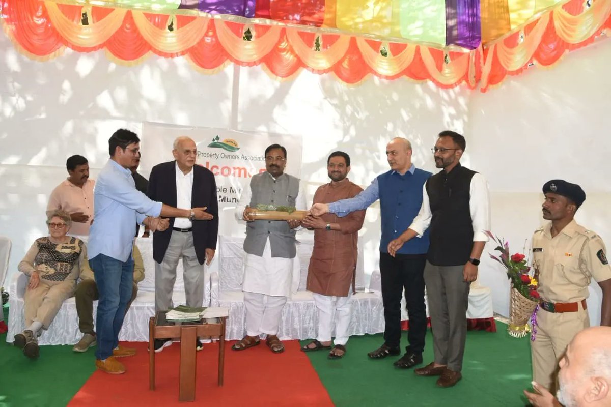 SMungantiwar's tweet photo. पवना प्रॉपर्टी ओनर्स असोशिएशन ने आज पवना येथे सत्कार केला. PPOA ने या परिसरात हजारो झाडे लावून वीस वर्षांपूर्वी उजाड असलेला हा परिसर आज हिरवागार केला आहे. त्यांनी या वर्षी आणखी पन्नास हजार झाडे लावण्याचा संकल्प केला आहे. #PPOA https://t.co/P4Bf6KjdsQ