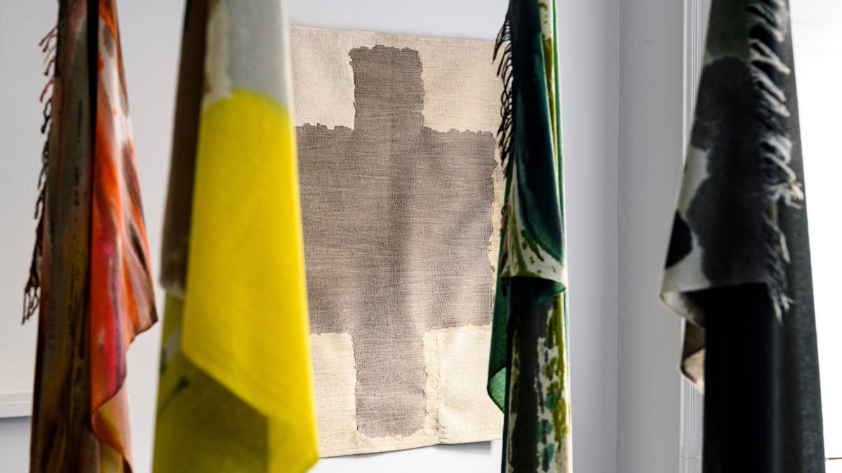 DovecotStudios's tweet photo. One week left to see 'Ten Years of Modern Masters' @ScottishGallery featuring Dovecot rug DOT (2010) by Linda Green and and Humphrey Spender tapestry Phoenix (Blackbird) from 1951.
📷 Ian Georgeson
#rugtufting #colour #collaboration #tapestrystudio https://t.co/l4G24iSMvH