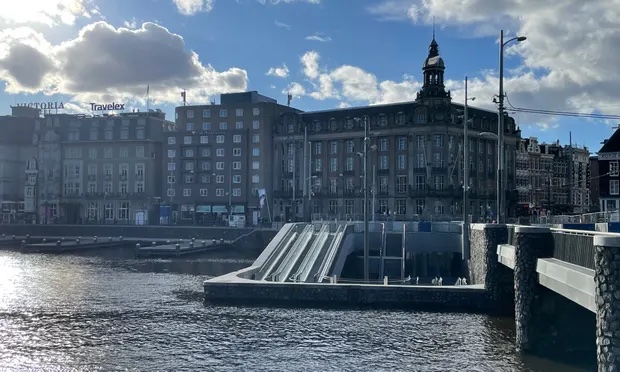 Beneath the clear waters and pleasure boats by Amsterdam central station is a remarkable feat of engineering: an underwater garage for 7,000 bicycles.

The garage, which opens on 26 January, is the result of a four-year, €60m (£53m) public space project.

theguardian.com/world/2023/jan…