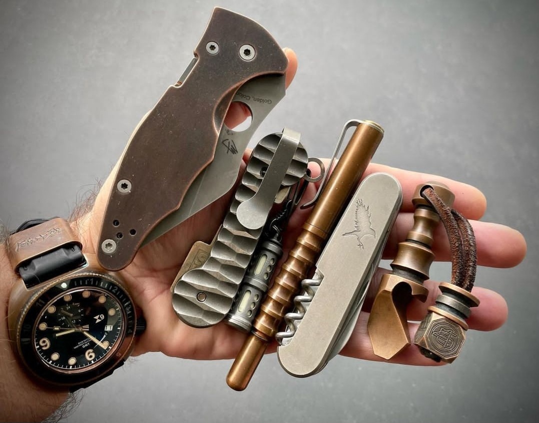 The_KEYBAR's tweet photo. A beast of a hand dump @dabierli_edc

🇺🇸https://t.co/QxwIujPtGR🇺🇸 
#MadeInTheUSA🔑#StopTheNoise and #EnjoyTheSilence Welcome to the #KEYBARARMY 
Proudly Made In #SavannahGA - #EDC #everydaycarry #keyholder #EdcGear #multitool #AmericanMade https://t.co/jiEPHeeLQI