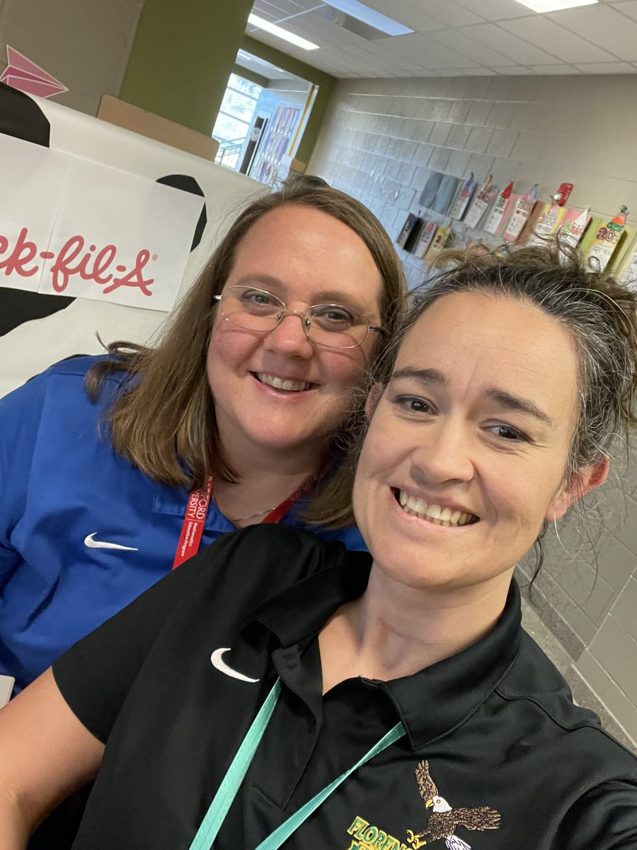 MrsLeebeck's tweet photo. When fun events bring friends to the 🏫 . #spsbuildingachievers also includes building great mentors. All 3 of these ladies have taught and continue to teach me things!! And they laugh at my goofball antics.
@CoachDeversToo @MrsK_ITRT_SPS @katiebarbosa0 #womensupportingwomen https://t.co/PmyQi9WX7P
