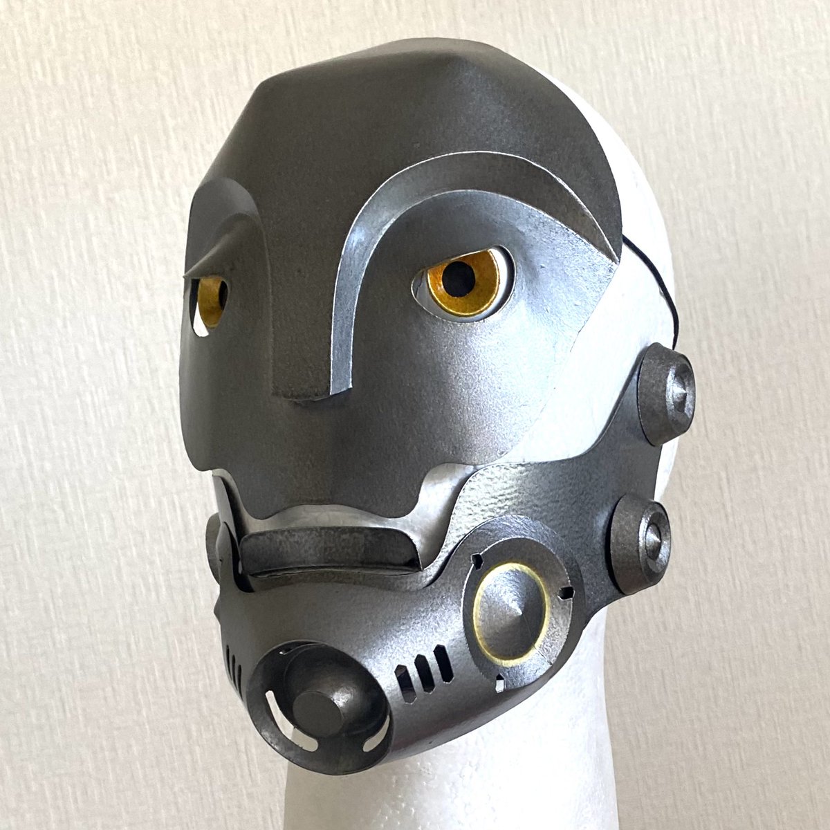 「サイボーグ面のゴム紐を隠すボタンを4つつけた改造例。レトロなブリキ製ロボットの関」|Takeo Hayashi ペーパークラフト作家のイラスト