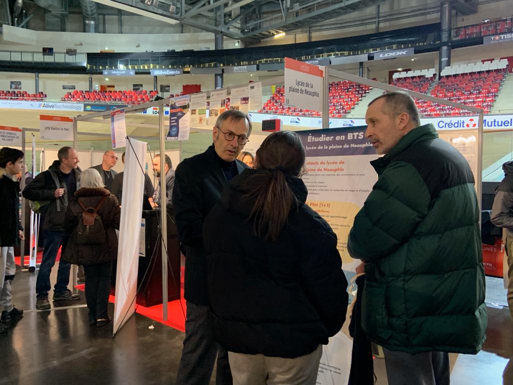LPNeauphle's tweet photo. ➡️ ➡️➡️➡️ Rejoignez-nous au #salonetudiant au vélodrome de Saint-Quentin-en-Yvelines jusque 18h ! Les équipes vous attendent stand L5 🙂 !
#SalonLEtudiant @iledefrance @acversailles
#lyceeLPN #salonetudiant #BTS #BTSMCO #BTSPIM #BTSCG https://t.co/p3J730vENX