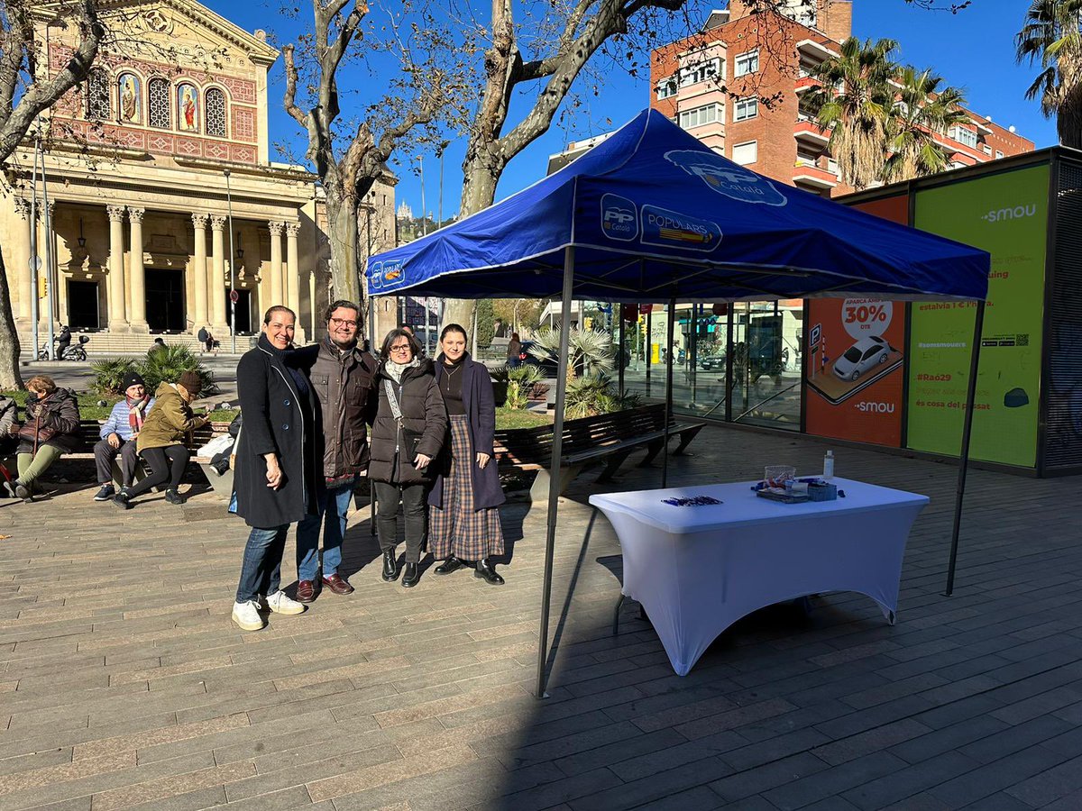 imartinsalva's tweet photo. En Plaza Bonanova con los amigos del @PP_Sarria EquiPPazo PPopular! @ppopular @PPCatalunya @PPBarcelona_ @diarieljardi @SarriaStGervaTV https://t.co/rBRPOd1VwP