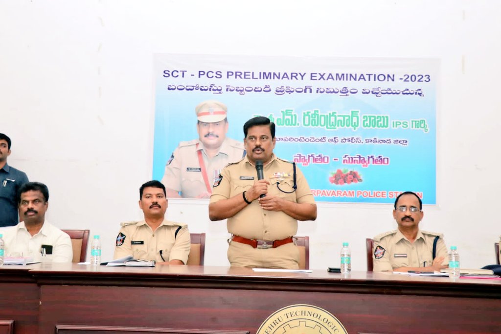 KAKINADAPOLICE's tweet image. ✳️కాకినాడ  జిల్లాలో రేపు అనగా జనవరి 22 ఆదివారం జరగనున్న #APSLPRB  SCT  కానిస్టేబుల్ ప్రిలిమ్స్ పరీక్షలకు పటిష్ట భద్రతా ఏర్పాట్లు చేసిన జిల్లా పోలీస్ యంత్రాంగం.

✳️అభ్యర్థులకు ఎటువంటి అసౌకర్యం కలగకుండా తగిన ఏర్పాట్లు చేసాం: జిల్లా ఎస్పీ శ్రీ ఎం. రవీంద్రనాథ్ బాబు ఐపీఎస్.