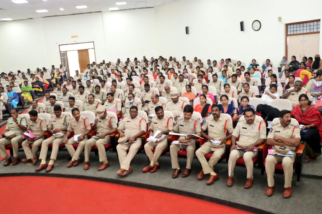 KAKINADAPOLICE's tweet image. ✳️కాకినాడ  జిల్లాలో రేపు అనగా జనవరి 22 ఆదివారం జరగనున్న #APSLPRB  SCT  కానిస్టేబుల్ ప్రిలిమ్స్ పరీక్షలకు పటిష్ట భద్రతా ఏర్పాట్లు చేసిన జిల్లా పోలీస్ యంత్రాంగం.

✳️అభ్యర్థులకు ఎటువంటి అసౌకర్యం కలగకుండా తగిన ఏర్పాట్లు చేసాం: జిల్లా ఎస్పీ శ్రీ ఎం. రవీంద్రనాథ్ బాబు ఐపీఎస్.