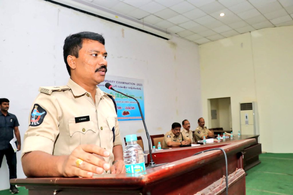 KAKINADAPOLICE's tweet image. ✳️కాకినాడ  జిల్లాలో రేపు అనగా జనవరి 22 ఆదివారం జరగనున్న #APSLPRB  SCT  కానిస్టేబుల్ ప్రిలిమ్స్ పరీక్షలకు పటిష్ట భద్రతా ఏర్పాట్లు చేసిన జిల్లా పోలీస్ యంత్రాంగం.

✳️అభ్యర్థులకు ఎటువంటి అసౌకర్యం కలగకుండా తగిన ఏర్పాట్లు చేసాం: జిల్లా ఎస్పీ శ్రీ ఎం. రవీంద్రనాథ్ బాబు ఐపీఎస్.