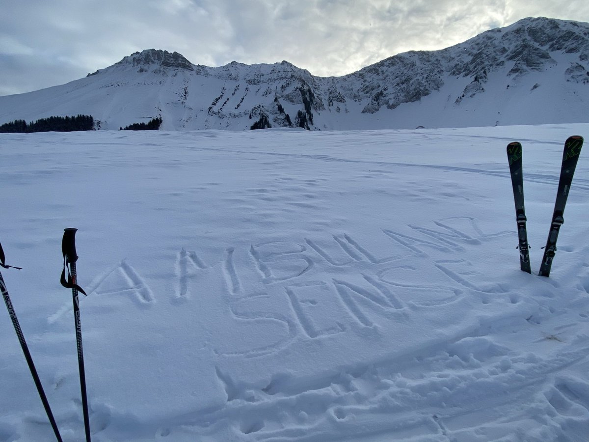 Endlich ist er da der lang ersehnte Schnee & mit ihm der #Skisaison Start 😃 auch bei uns im #Schwarzsee. Wir wünschen allen eine schöne & unfallfreie Zeit auf den Pisten & in der Bergen…🗻⛷️☀️🏂

#Wintersaison #Pistenrettung #imNotfall144 #takecare #passufdiuf  #kaisereggbahnen