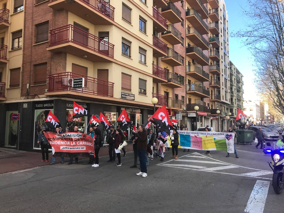 Comienza la concentració por el injusto despido de Amparo Faus 🪧✊

Queremos servicios sociales de calidad, no trabajadoras explotadas. 

Que las profesionales SAD tengan trabajos dignos. Que Amparo sea inmediatamente readmitida