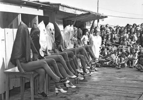 70lerin ortasına kadar İstanbul sahillerinde eskiden deniz hamamı denen etrafı ahşapla çevrili doğal deniz havuzları vardı Şimdilerde Beach denen bu mekanlara o zamanlar plaj denirdi Kadın ve erkek ayrı olan bu plajlarda etkinlikler de yapılırdı 1971de güzel bacak yarışması