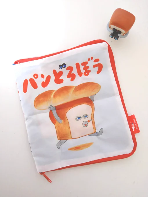パンどろぼう絵本型ポーチのガチャガチャやってきました〜開くとあのシーンが欲を言えば上から開けれる様にしてほしかったかな〜とはいえかわええ平らな形状のもの入れるのが良いですね(私は通帳入れました(何冊か持ち出す時用))ノートとかハンカチとかでも良いね 