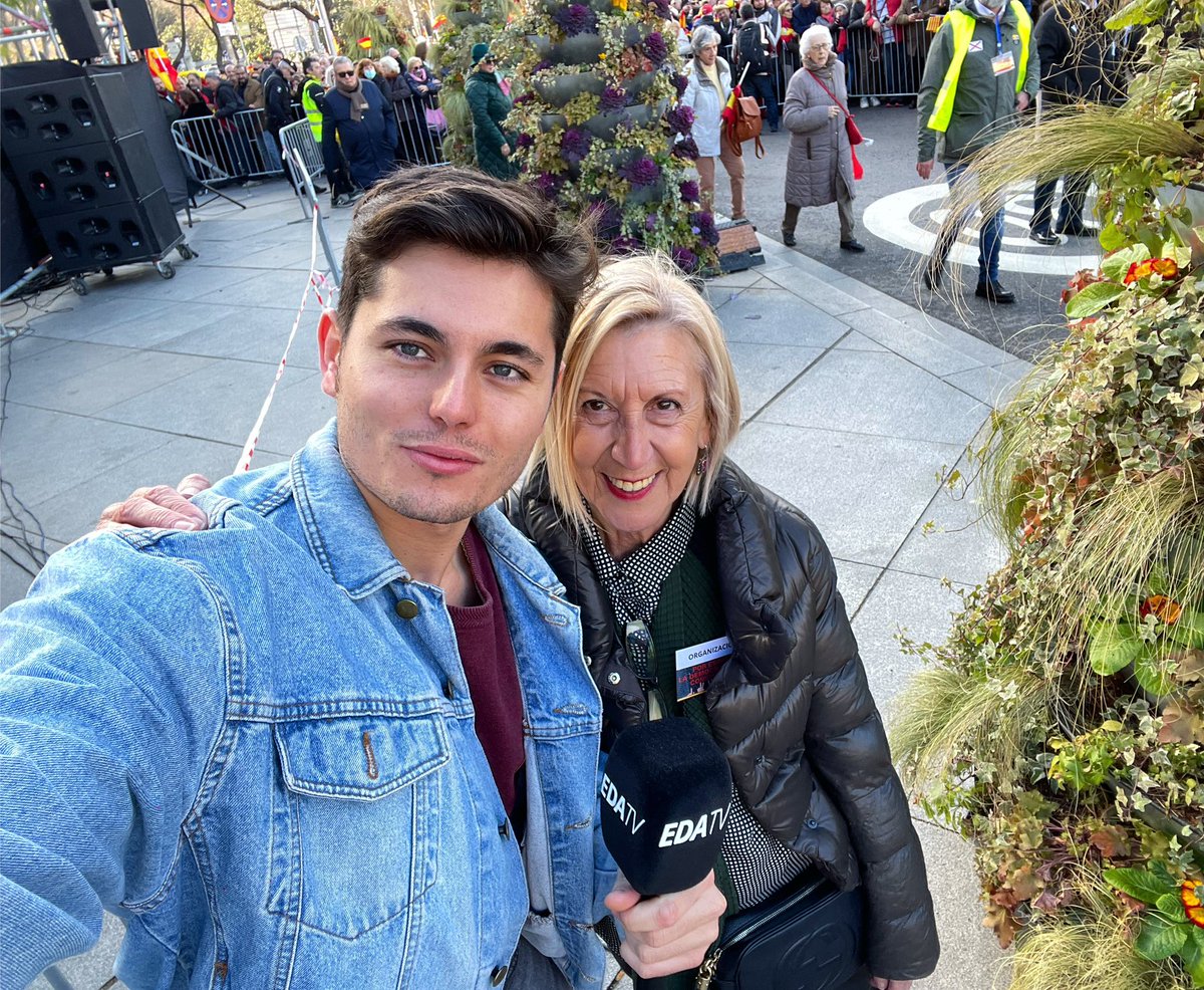 vitoquiles's tweet photo. Felicito a @rosadiezglez por organizar la manifestación contra Sánchez. Ha tenido un éxito abrumador. https://t.co/5Mp3PB0cqS