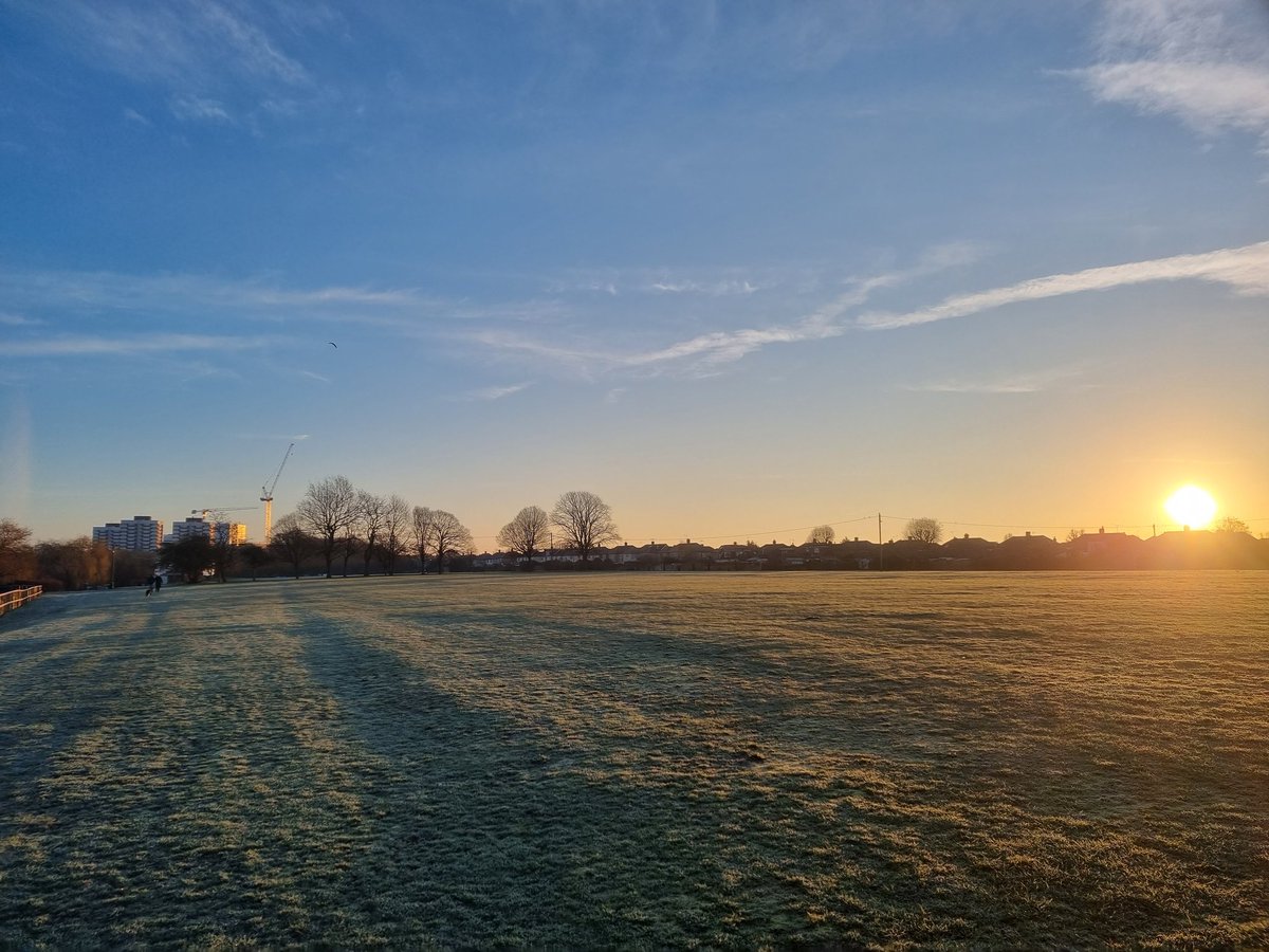 LynseyJaneB's tweet photo. Very cold but very excellent volunteering at @harlodgeparkrun this morning. The course was crispy and beautiful. What a fabulous start to the weekend! @parkrunUK
#LoveParkrun
#Parkwalk
#ParkrunForever https://t.co/VyiW8XsMC6