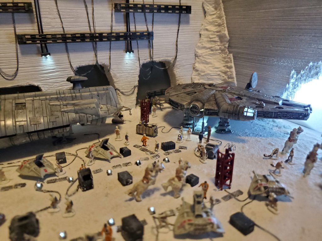tbreak0120's tweet photo. #StarWars #Hoth #RebelBase #mpc
#HobbyJapan 1983年1月号
付録の #ポスター が衝撃的だった
中学生の自分には映画のワンシーンにさえ見えたこの #ジオラマ
いつか自分でも作りたかった
20年前キットを手に入れてチマチマチマチマ…
40年経ってやっと達成
大満足(^^
#スターウォーズ #ホビージャパン https://t.co/A81uIG4OMQ