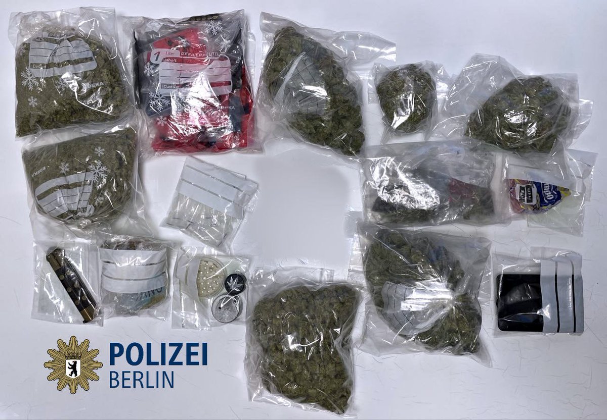 polizeiberlin's tweet image. Unsere Kolleg. der 14. #EHu durchsuchten gestern die Wohnung eines 25-Jährigen in #Schöneberg, nachdem eine zivile Streife vom #A41 ihn vor dem Haus beim Dealen beobachtet hatte.
➡️ #Homeoffice beendet
➡️ #Festnahme
^tsm