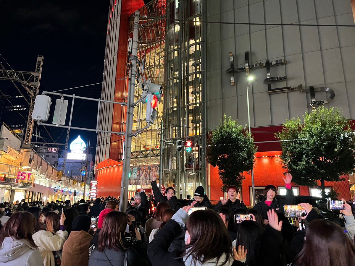 VELLE_fumiya's tweet photo. 武者修行85日目！！
今日はめちゃくちゃ止められた！！😂
けど歌いきれて良かった😌

今日は寒かったねぇぇぇ
皆んなありがと🫶🏻

#ベルエージェー #Overthe5000 https://t.co/RWgonNx8uZ