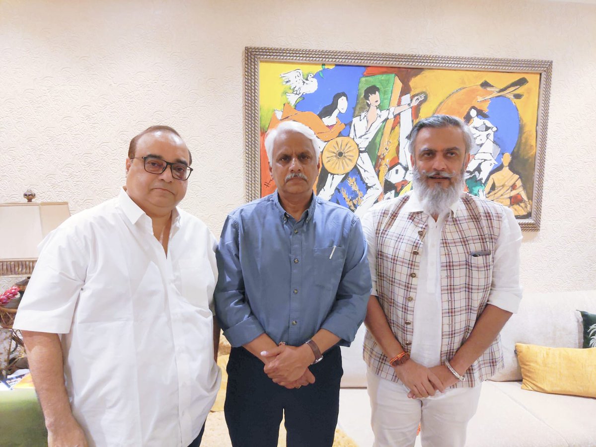 #GandhiGodseEkYudh director Rajkumar Santoshi & producer Lalit Shyaam Tekchandani with Pushpendra Kulshrestha at screening of the movie.

Special screening of the movie has begun for Top Nationalist Icons🔥