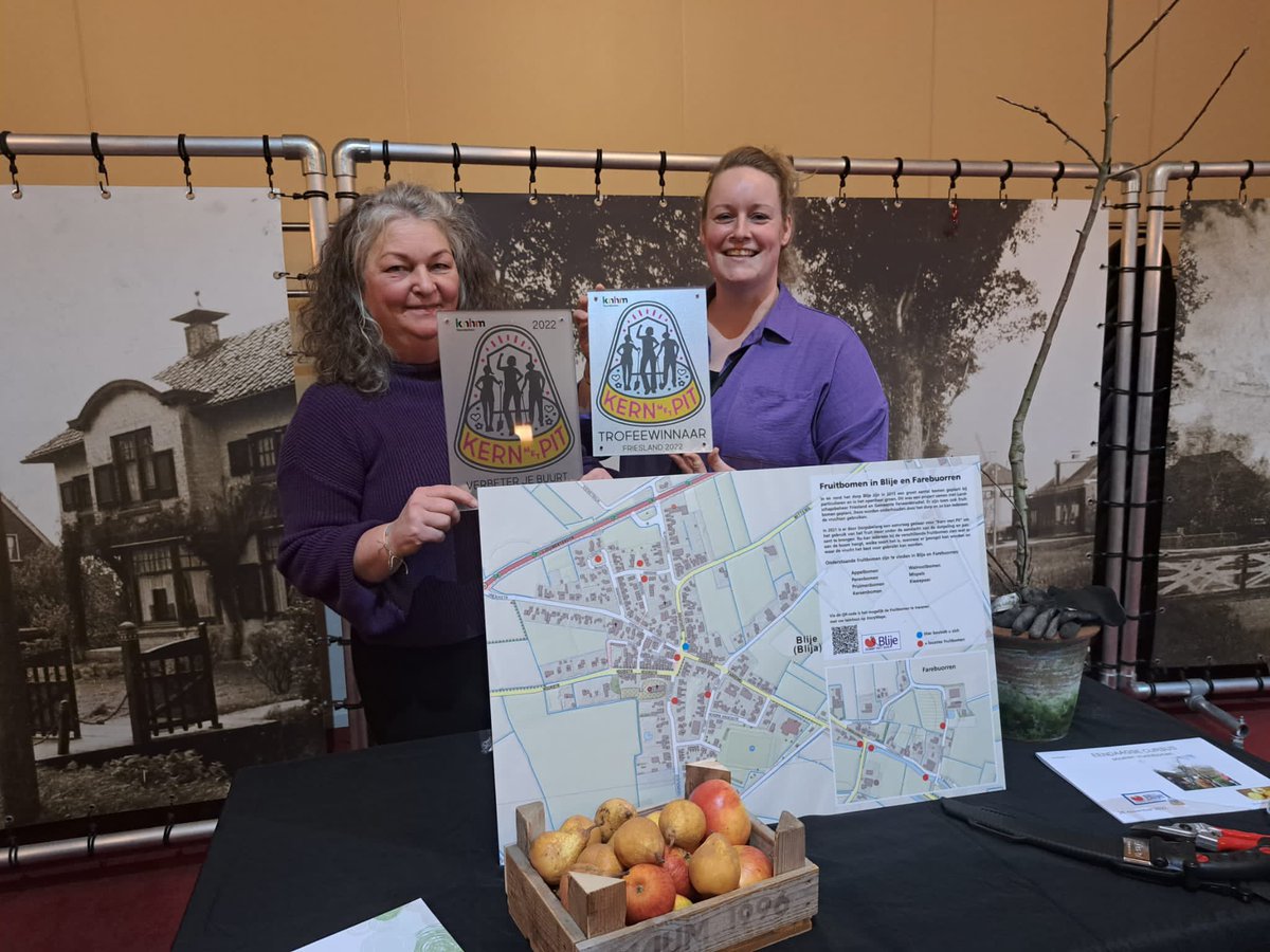 KernmetPit's tweet photo. In #Friesland is het project ‘Fruit op de kaart’ trotse trofeewinnaar! De fruitbomen in het dorp Blije worden onderhouden door een vrijwillige snoeiploeg. Een echte #Kernmetpit  dus! Gefeliciteerd! 🥳 https://t.co/qaTqdg2cat
