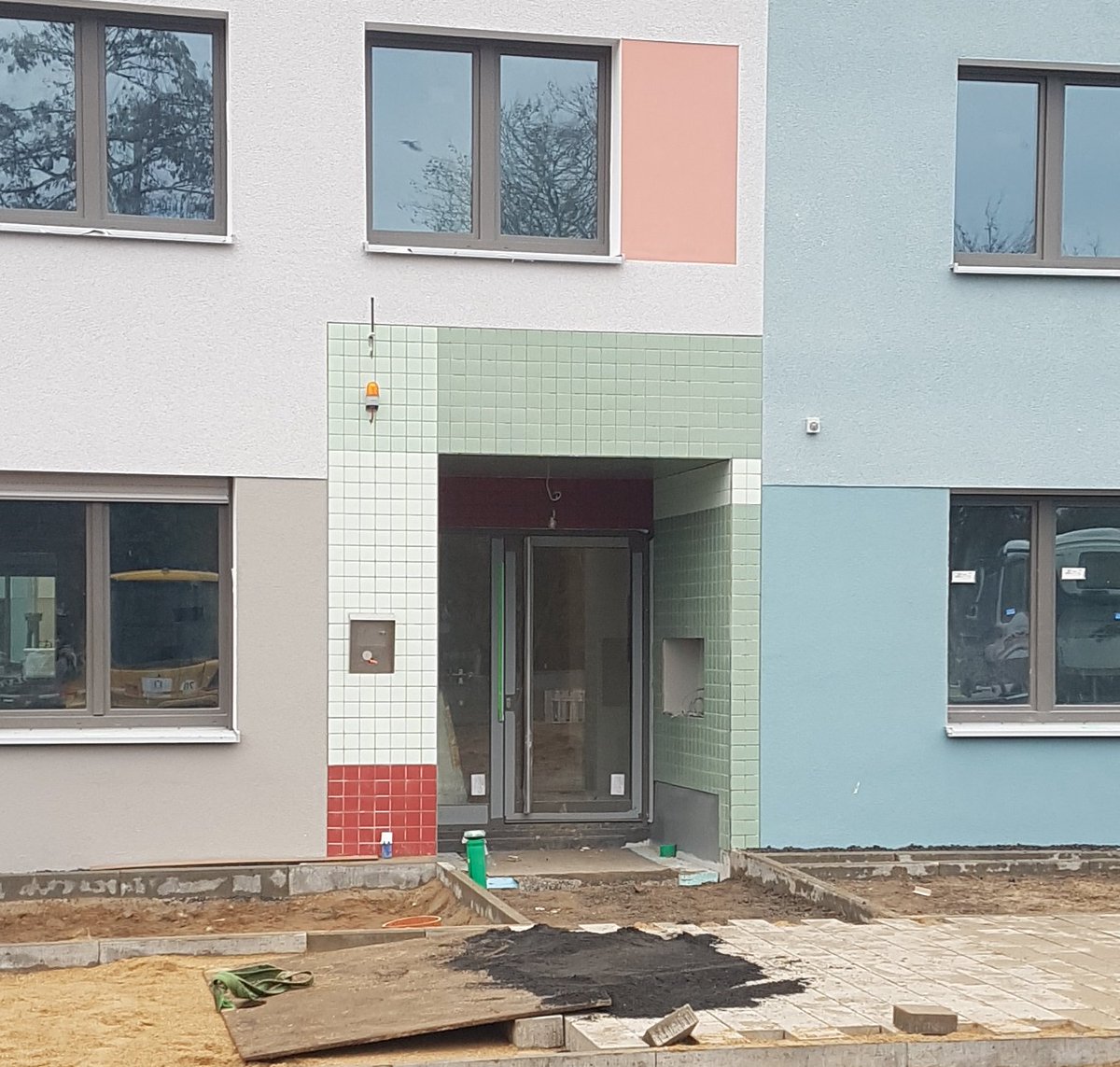 MarcMannic's tweet photo. "Hm sind ja hauptsächlich Sozialwohnungen und muss auch ins Stadtbild passen"
"Ja dann machen wir doch wenigstens die Hauseingänge hässlich mit Fliesen!" https://t.co/PuhCwwyfj9