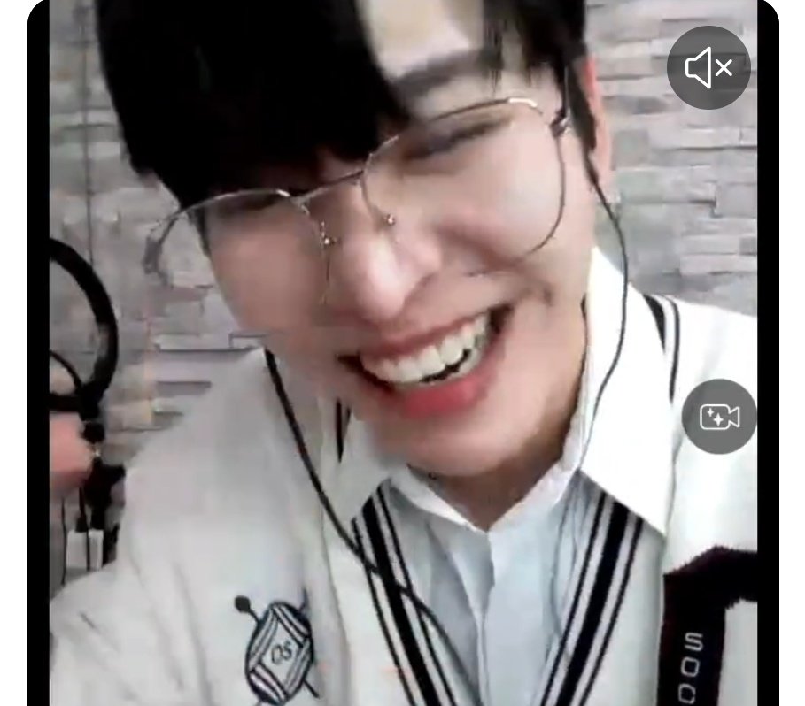 rafamyn's tweet photo. 돠빠 is wearing the cardigan I gave him on today's video call... 눈물... 역시 울 천사 돠빠 🥹🤍 https://t.co/ntxOgF2qcW