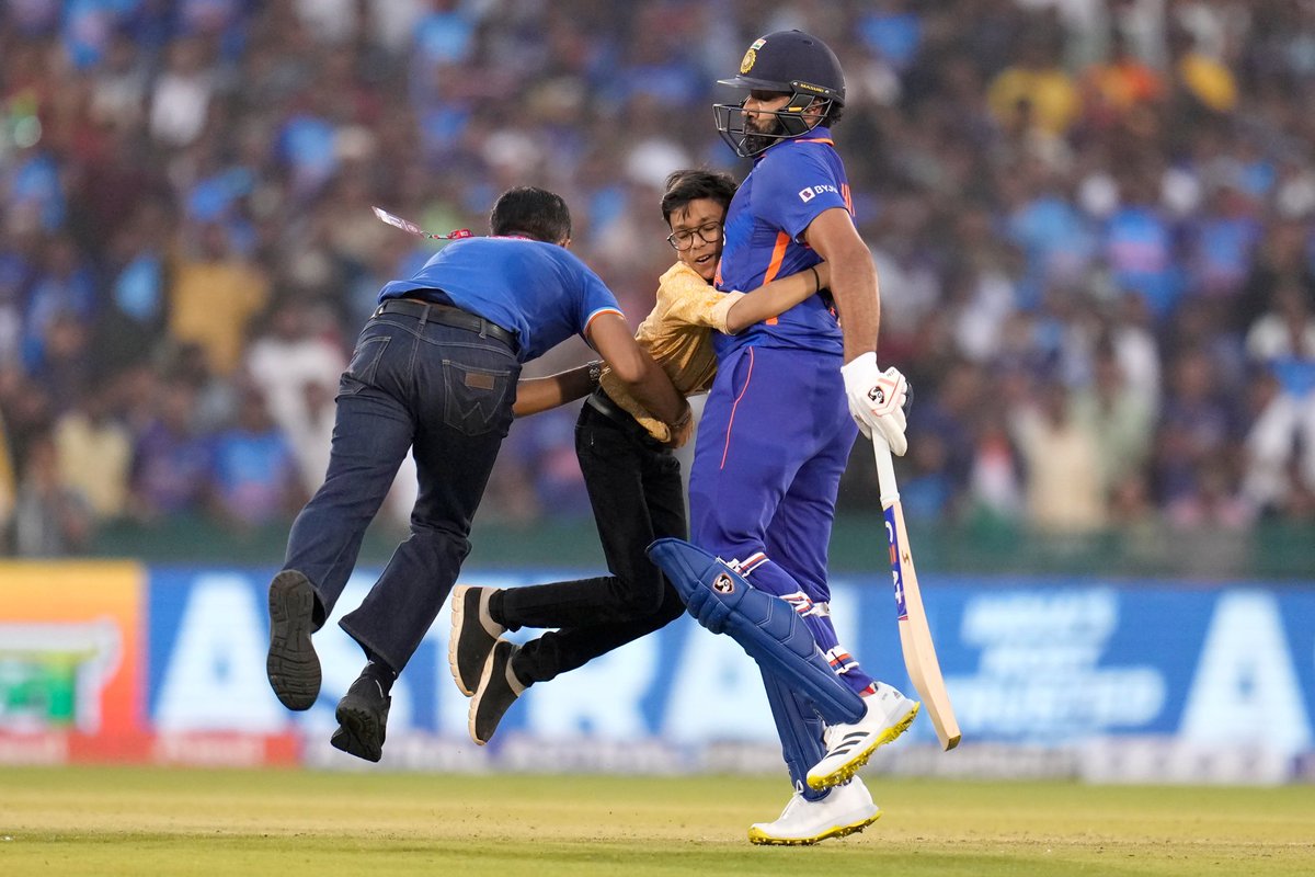 MustafaKhanO7's tweet photo. Picture of the day - The Craze of Hitman Rohit Sharma!! https://t.co/VA2IFtqzbA