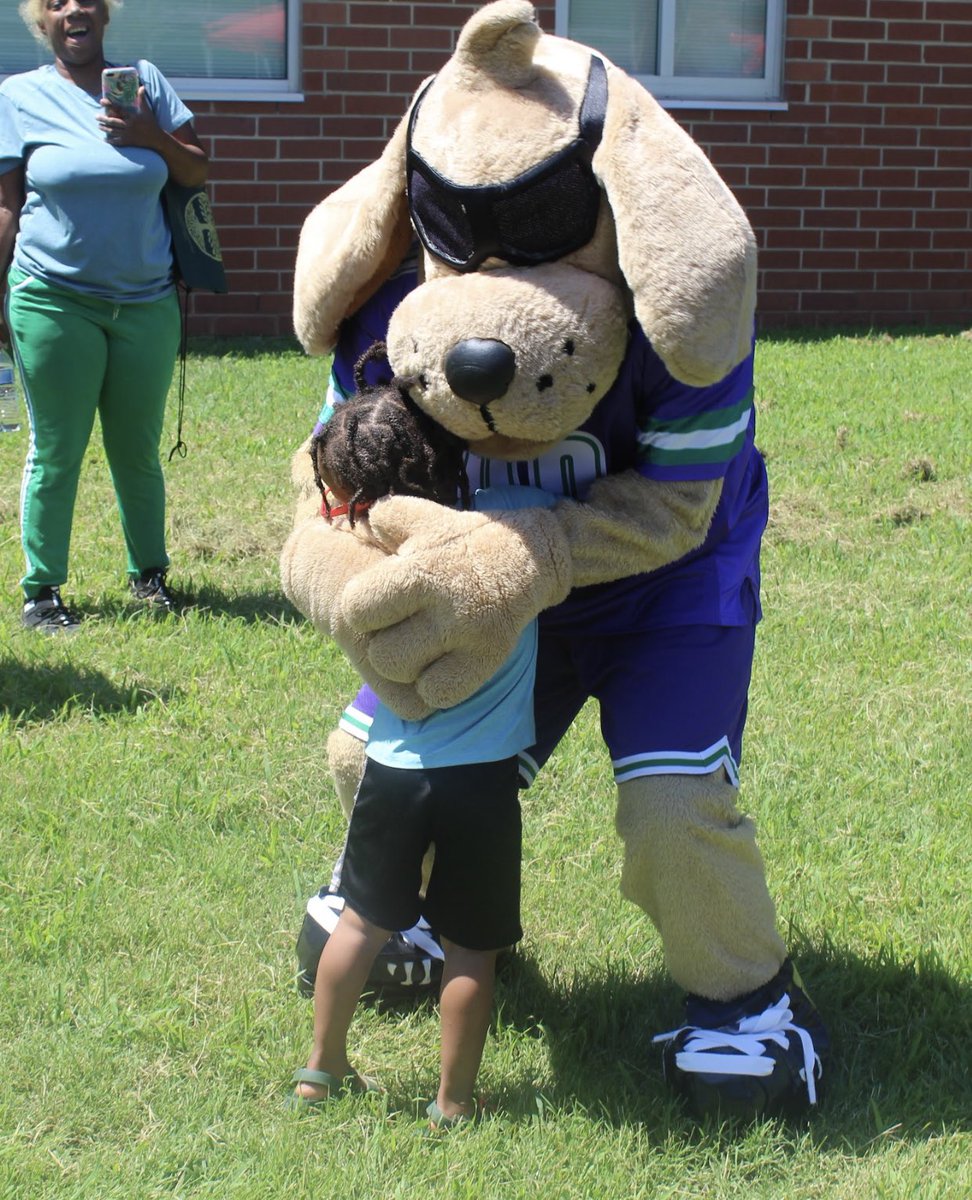 Remembering my early years in celebration of National Hug Your Puppy Day 2️⃣0️⃣2️⃣3️⃣! Happy #nationalhugyourpuppyday 🐾🐶🐩🫂