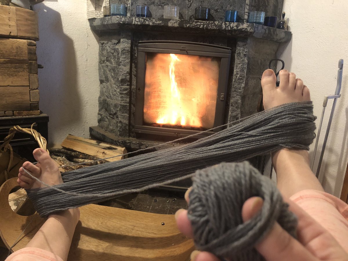 Tietysti jätin vyyhdinpuun ja kerintälaitteen mökille kutomoon. Ei tullut mieleen, että pitäisi talvella keriä villalankoja. Käyhän se näinkin, vaikka kerästä ei tule yhtä hyvä. #TyövälineetAinaVäärässäPaikassa #KonstitOnMonet