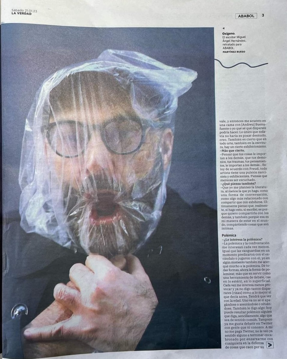 espinosagirones's tweet photo. Un lujo contar con autores de la calidad de Miguel Ángel Hernández @mahn. Deseando leer "Anoxia". Gracias a @laverdad_es y al escritor por el adelanto de su novela. Corta la respiración. https://t.co/jWCKvXo4Gm